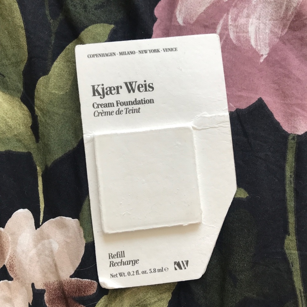 Kjaer Weis refill foundation & compact Paper Thin